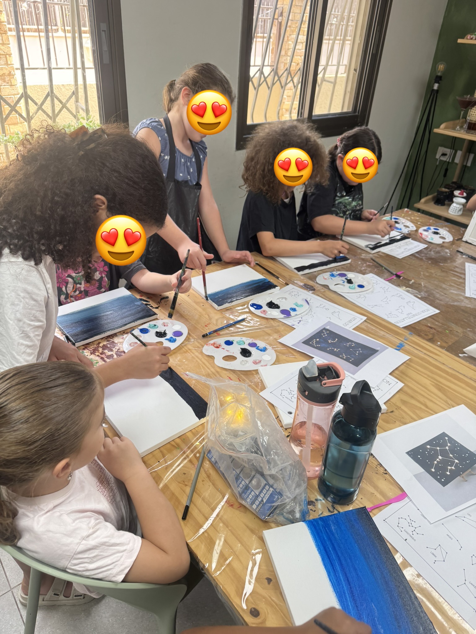 ילדים בסדנת יצירה בקייטנת ArtyParty